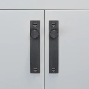 BUSTER + PUNCH® - FURNITURE KNOB / PLATE / CROSS / 130mm - 2 stk - Smoked Bronze