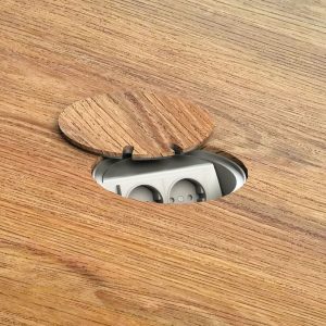9902B - RUND - 2 Modul - LOKK ER VENDBART - FLUSH MONTERING MED PARKETT I LOKK - 2 Stikkontakter